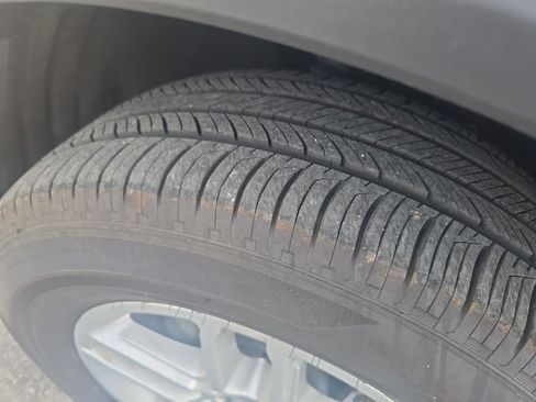 Used 2025 Ford Explorer Active AWD/4WD image 36