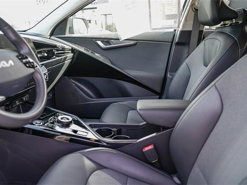 Certified 2025 Kia Niro EX image 18