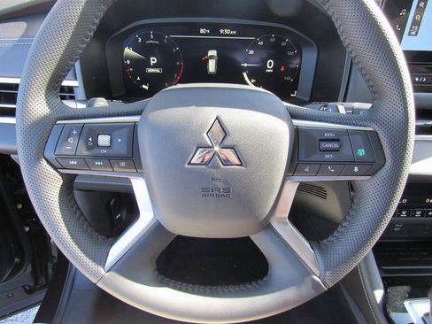 New 2025 Mitsubishi Outlander SE image 24