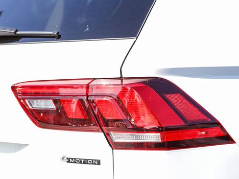 Used 2024 Volkswagen Tiguan SE AWD/4WD image 9