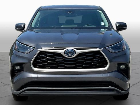 Used 2023 Toyota Highlander LE FWD image 4