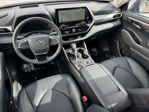 Certified 2025 Toyota Highlander Platinum AWD/4WD image 6