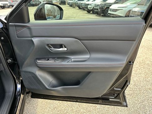 Certified 2025 Nissan Kicks SR FWD image 15