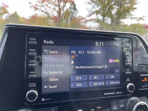 Used 2021 Toyota Highlander XLE image 9