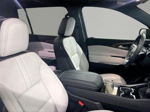 Used 2024 Chevrolet Traverse RS image 32