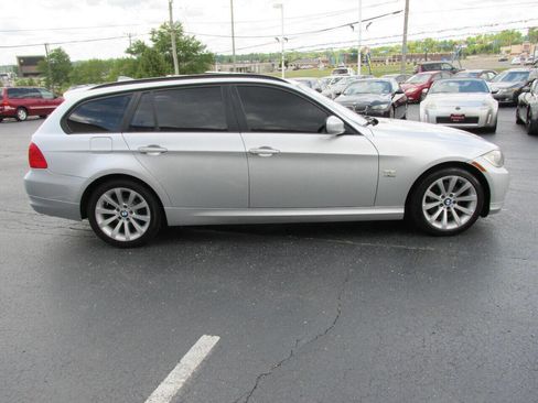 Used 2011 BMW 328i xDrive Wagon image 4