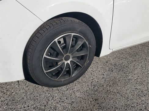 Used 2015 Toyota Corolla LE image 5