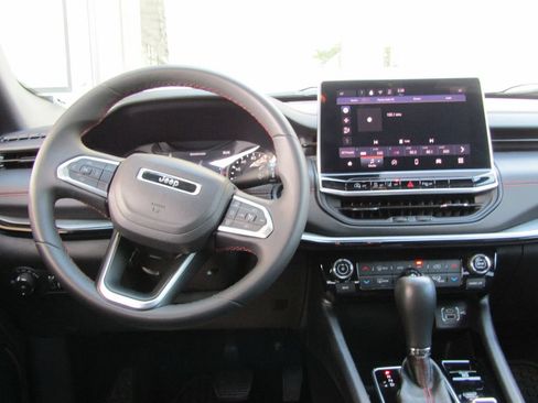Used 2024 Jeep Compass Trailhawk AWD/4WD image 5