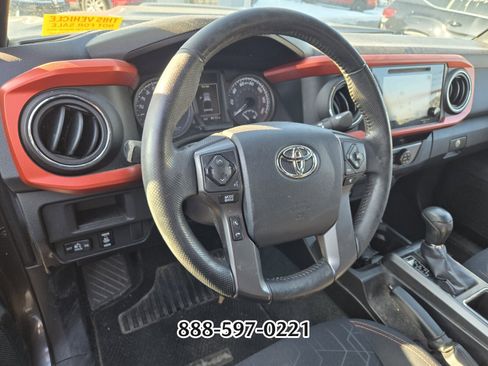 Used 2016 Toyota Tacoma TRD Sport image 11