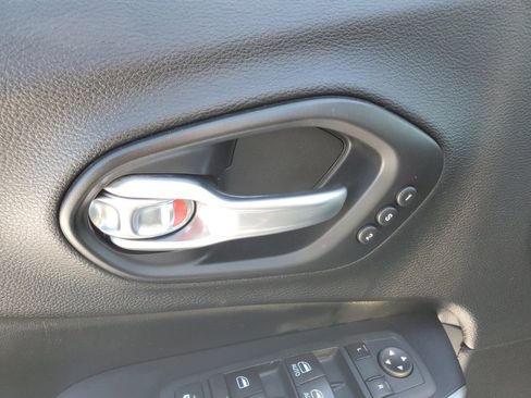 Used 2020 Jeep Cherokee Limited image 9