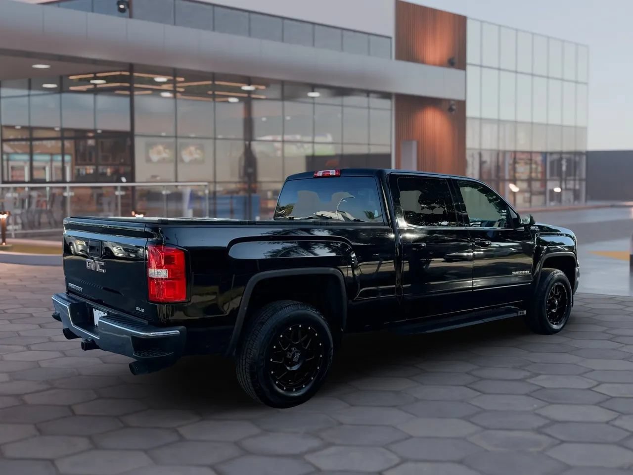 Used 2018 GMC Sierra 1500 SLE w/ Suspension Package, Off-Road AWD/4WD image 6