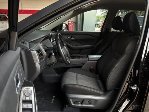 Used 2025 Nissan Rogue SV FWD image 10