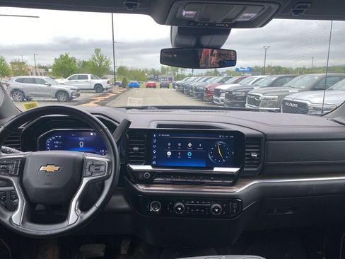 Used 2023 Chevrolet Silverado 1500 LT AWD/4WD image 8