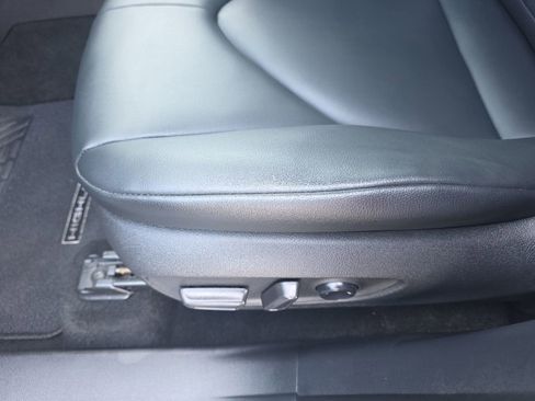 Used 2025 Toyota Highlander XLE AWD/4WD image 16