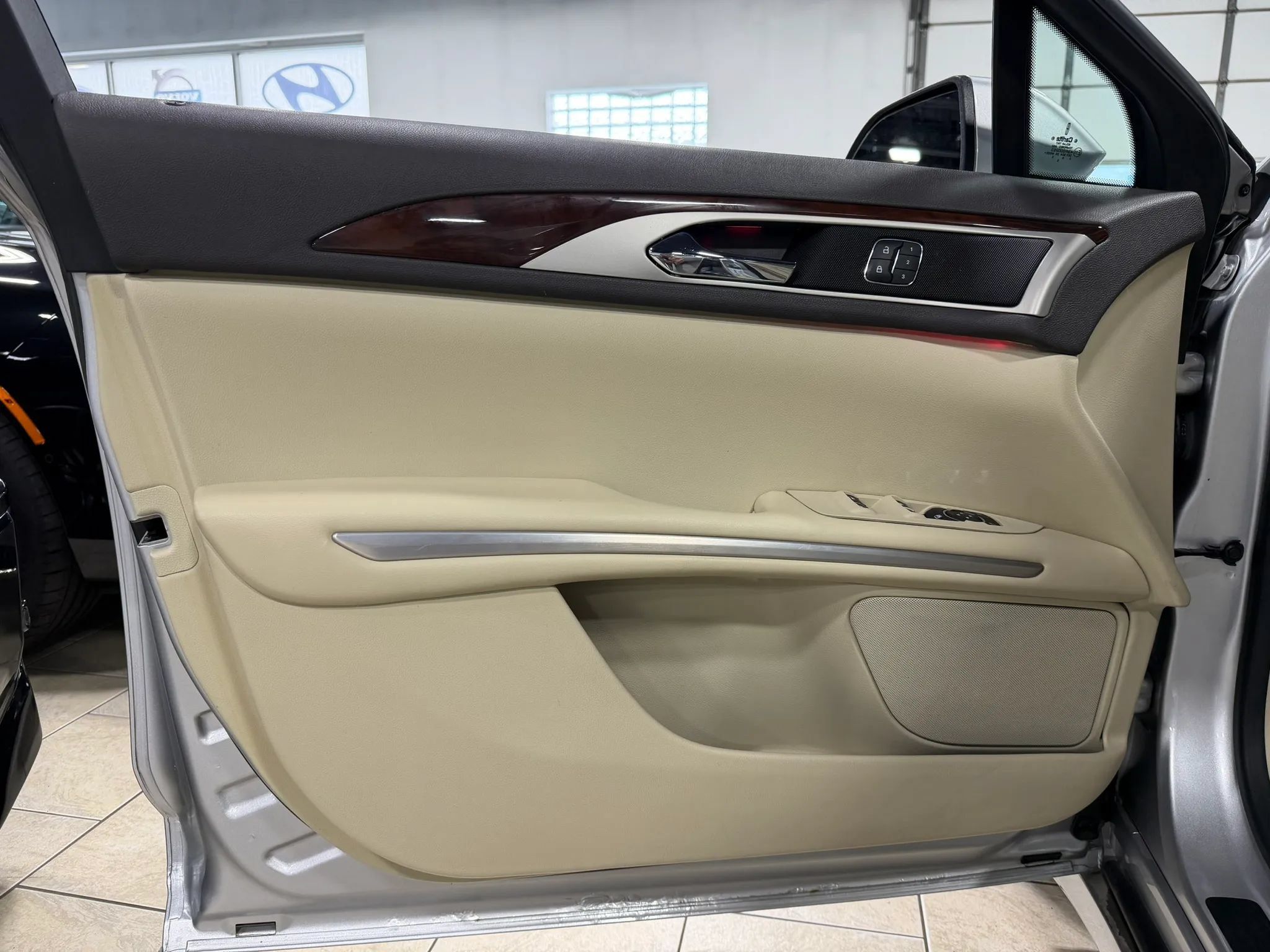Used 2013 Lincoln MKZ FWD image 30