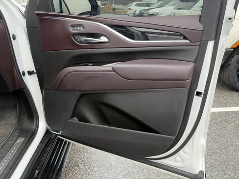 Used 2023 Cadillac Escalade ESV V w/ LPO, ONYX Package image 32