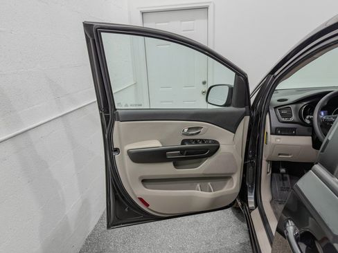 Used 2019 Kia Sedona LX FWD image 10