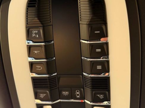 Used 2017 Porsche Macan Base image 26