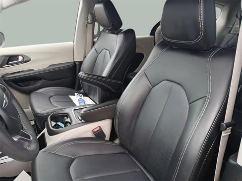 Used 2023 Chrysler Pacifica Touring-L image 18