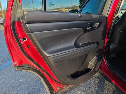 Used 2022 Toyota Highlander XLE image 19