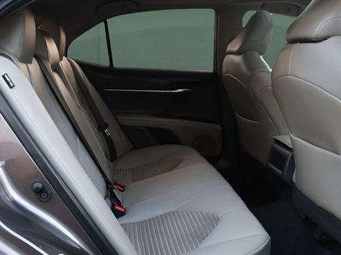 Used 2020 Toyota Camry SE w/ Convenience Package FWD image 21