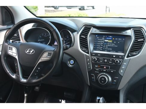 Used 2017 Hyundai Santa Fe SE image 18