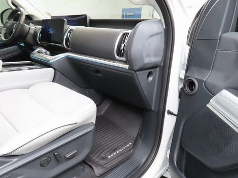 Used 2025 Ford Expedition Platinum w/ Platinum Ultimate Package image 36