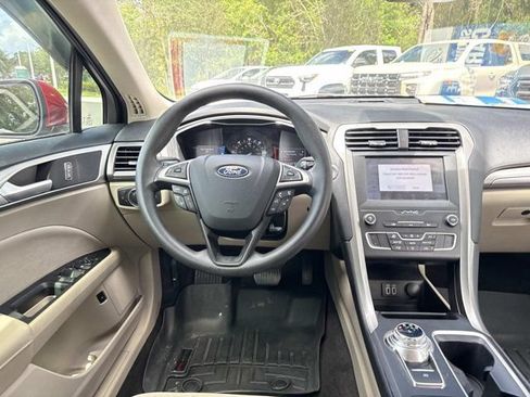 Used 2020 Ford Fusion SE FWD image 22