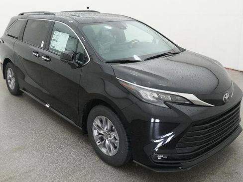 New 2026 Toyota Sienna XLE FWD image 9