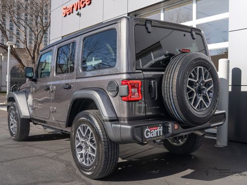 Used 2025 Jeep Wrangler Sahara image 5