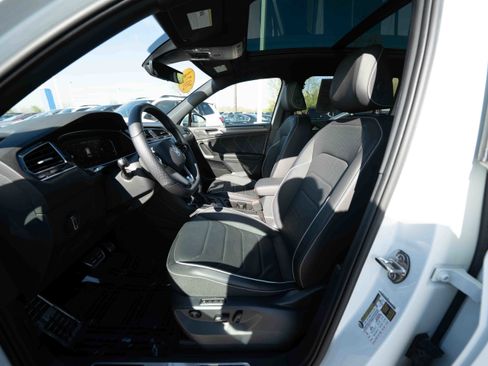 Used 2024 Volkswagen Tiguan SEL R-Line image 9