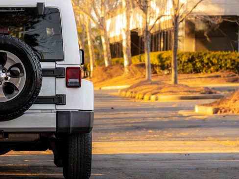 Used 2017 Jeep Wrangler Unlimited Sahara w/ Connectivity Group image 40