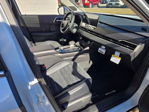 New 2025 Mitsubishi Outlander SE image 4