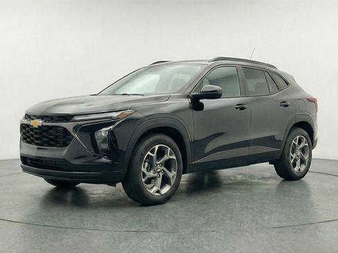 Used 2025 Chevrolet Trax LT w/ LT Convenience Package image 3