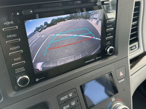 Used 2020 Toyota Sienna XLE FWD image 30