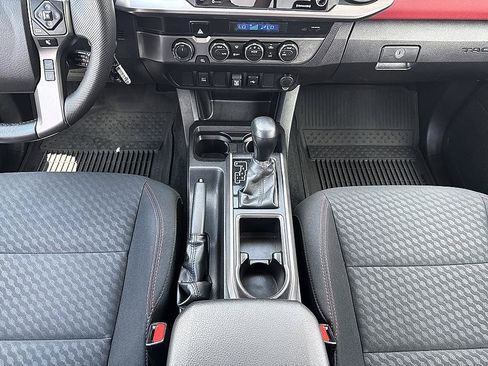 Certified 2022 Toyota Tacoma SR5 AWD/4WD image 18