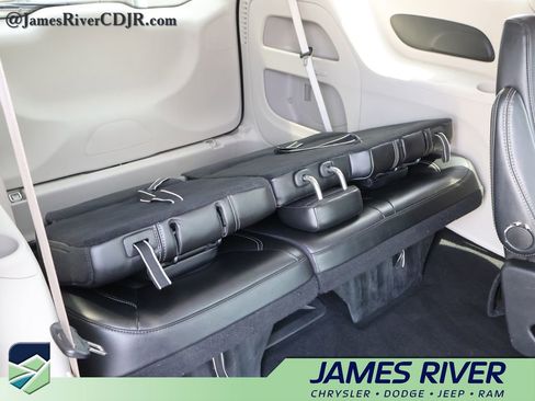 Used 2024 Chrysler Pacifica Touring-L FWD image 12