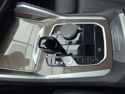 Used 2022 BMW X6 xDrive40i w/ M Sport Package image 32