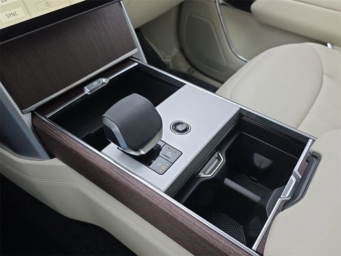 New 2025 Land Rover Range Rover SE image 25