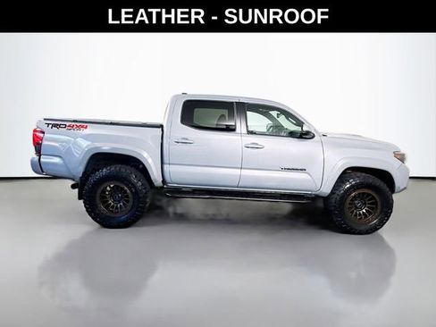 Used 2018 Toyota Tacoma TRD Sport AWD/4WD image 5