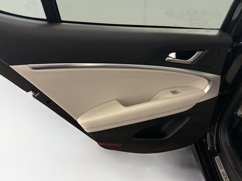 Used 2025 Genesis G70 2.5T image 27