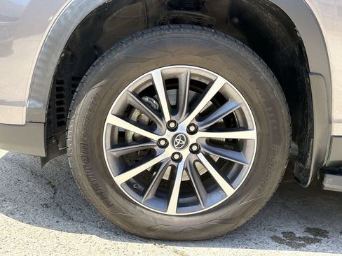 Used 2019 Toyota Highlander XLE FWD image 9