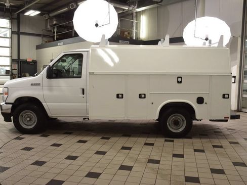 Used 2025 Ford E-350 and Econoline 350 Super Duty w/ Power Equipment Group RWD image 3