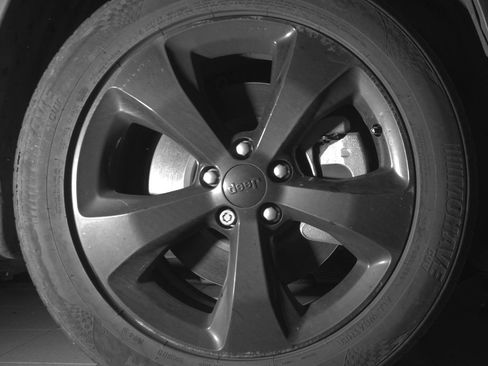 Used 2021 Jeep Cherokee Latitude Plus FWD image 18