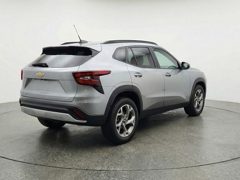 Used 2025 Chevrolet Trax LT w/ LT Convenience Package image 9