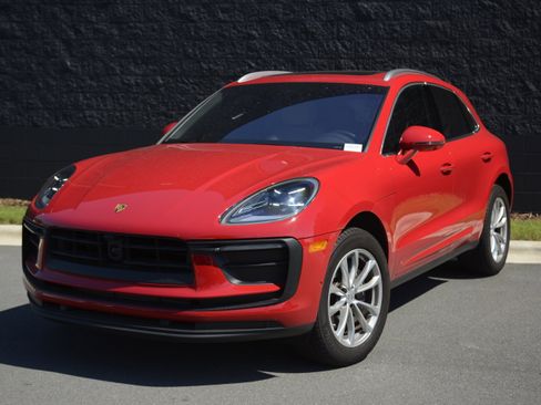 Certified 2026 Porsche Macan AWD/4WD image 1
