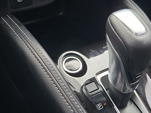 Used 2018 Nissan Kicks SR image 19