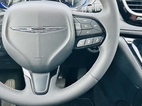 Used 2023 Chrysler Pacifica Touring-L w/ S Appearance Package FWD image 18