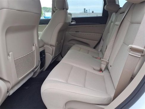 Used 2022 Jeep Grand Cherokee Laredo E image 9