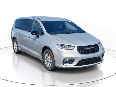 New 2026 Chrysler Pacifica Select image 2